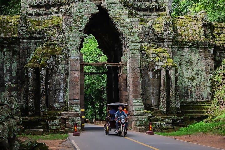 Angkor Wat Full-Day Tuk-Tuk Tour: Bayon, Ta Prohm & Pre Rup Sunset photo 1