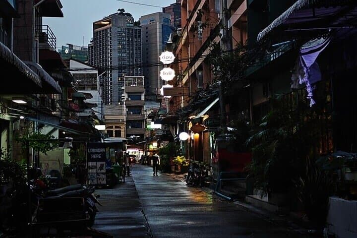 Bangkok After Dark: Guided Night Bike Tour to Temples, Chinatown & Flower Market photo 6