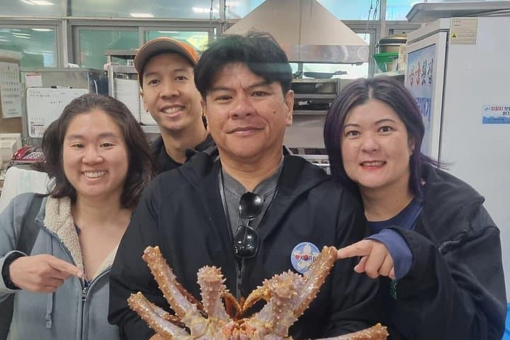 Busan Private 4-Hour Comfort Tour – Oryukdo, Jagalchi & Gukje Market photo 3