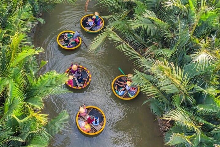 Evening Bamboo Basket Boat and Lantern River Tour in Hoi An photo 3
