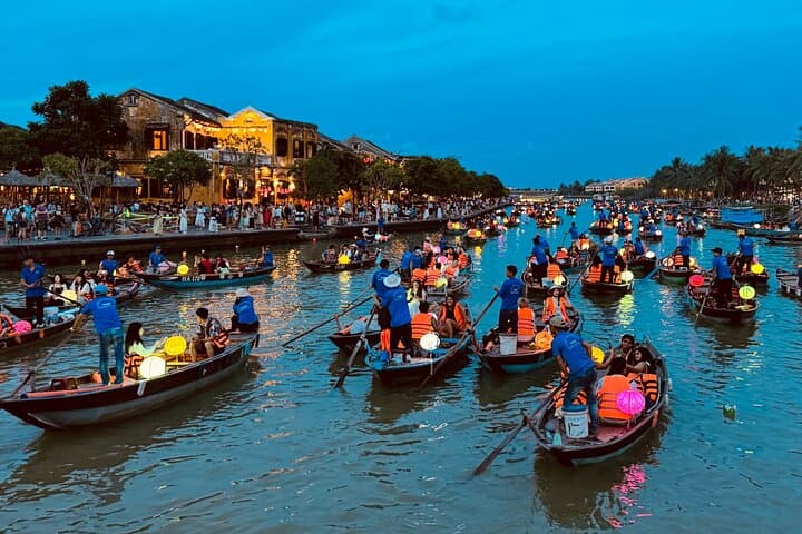 Evening Bamboo Basket Boat and Lantern River Tour in Hoi An