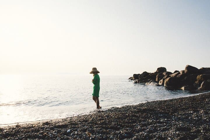 Sunrise Photoshoot on Kamari Black Sand Beach — Santorini Black Sand Portrait Session photo 5