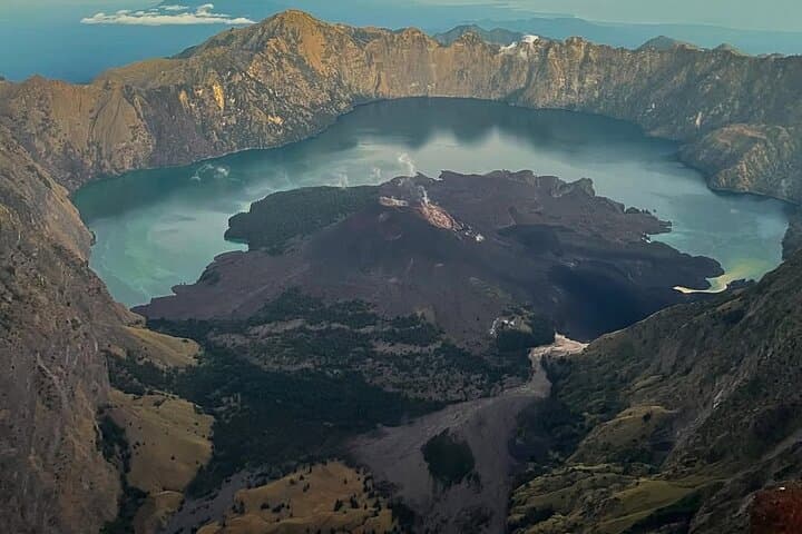 Mount Rinjani 3-Day Summit & Crater Lake Trek (Sembalun–Senaru)