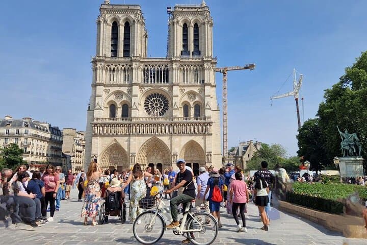 Comfortable Paris Bike Tour: 3-Hour Luxury Ride Past Eiffel, Louvre & Arc de Triomphe photo 2