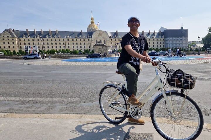 Comfortable Paris Bike Tour: 3-Hour Luxury Ride Past Eiffel, Louvre & Arc de Triomphe photo 5