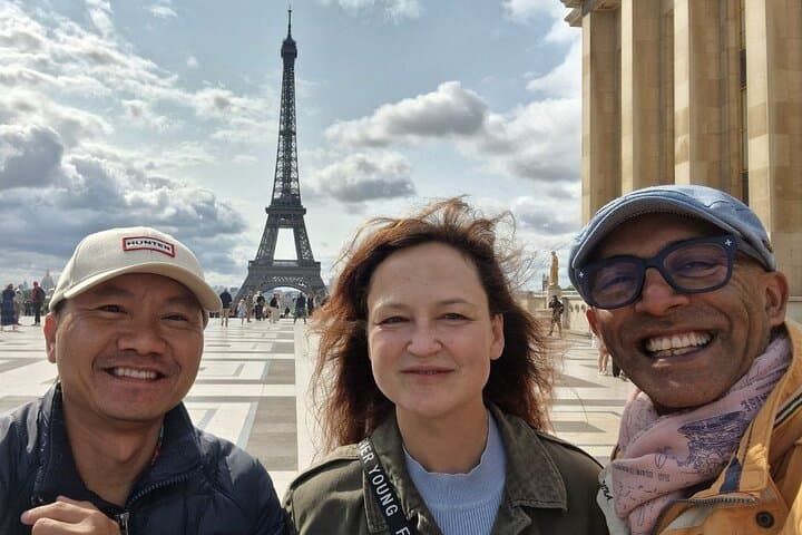 Comfortable Paris Bike Tour: 3-Hour Luxury Ride Past Eiffel, Louvre & Arc de Triomphe photo 6