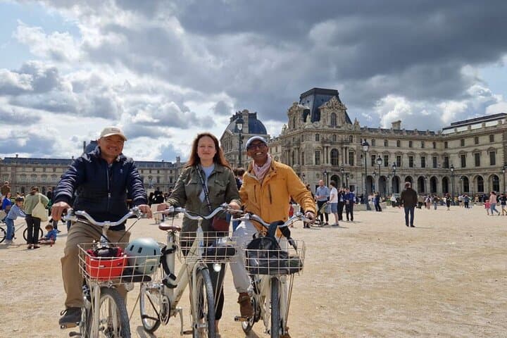 Comfortable Paris Bike Tour: 3-Hour Luxury Ride Past Eiffel, Louvre & Arc de Triomphe photo 3