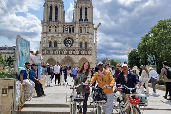 Comfortable Paris Bike Tour: 3-Hour Luxury Ride Past Eiffel, Louvre & Arc de Triomphe photo 4