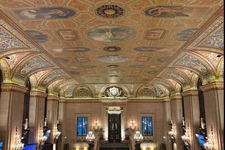 Chicago Architecture and True Crime Tour — Christmas Edition: Indoor Loop Walk from Palmer House to Christkindlmarket photo 4