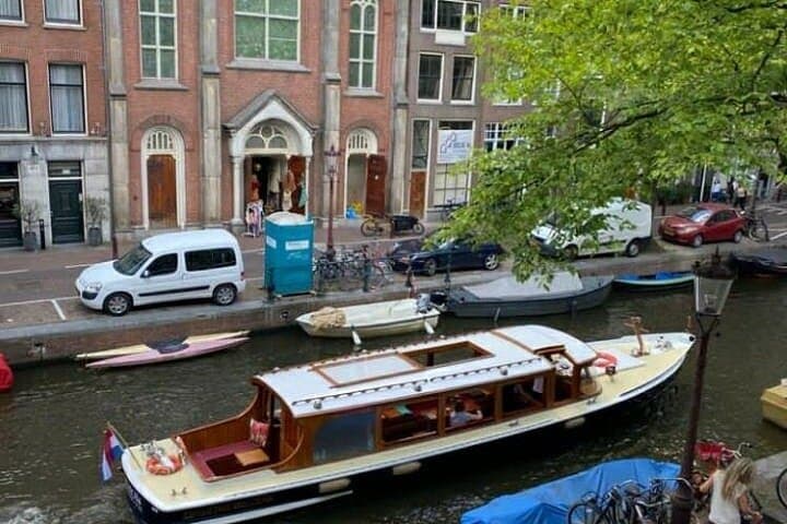Private Electric Booze Cruise Through Amsterdam's Canals photo 5