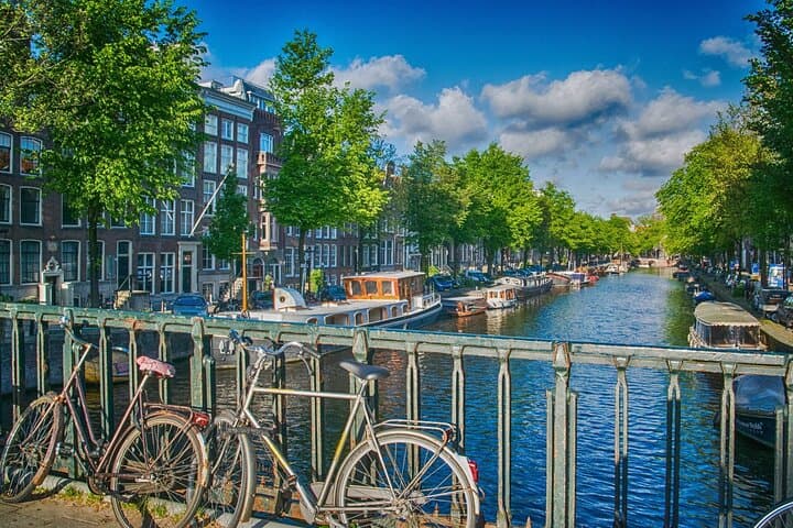 Private Electric Booze Cruise Through Amsterdam's Canals photo 6