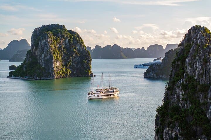2-Day Treasure Junk Cruise: Explore Bai Tu Long Bay's Hidden Karst Isles