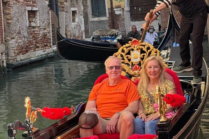 Private Gondola Ride and 2-Hour Guided Walking Tour in Venice