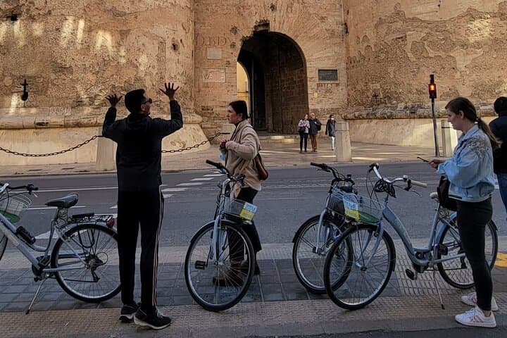 Valencia Bike Tour: 2-Hour Guided Ride through Turia Gardens and Old Town photo 2