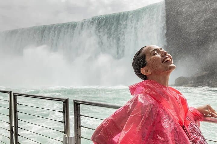 Niagara Falls Walk and Cruise — Canadian Side Guided Tour to Horseshoe Falls photo 2