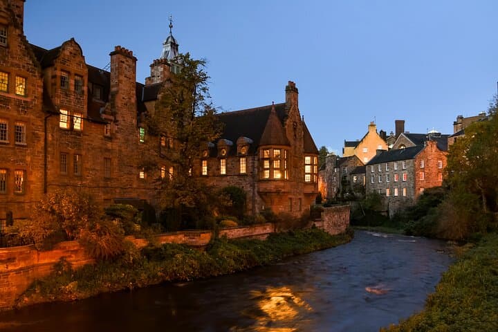 Edinburgh After Dark: Private Illuminated Night Tour & Panoramic Views photo 3