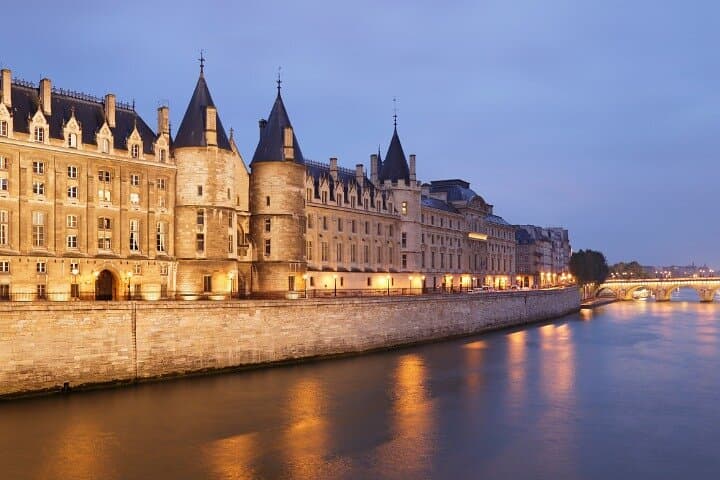 Self-Guided Iconic Paris Walk: Notre-Dame to Eiffel Tower Audio Tour photo 3