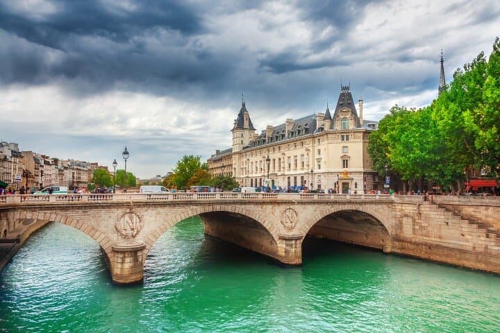 Self-Guided Iconic Paris Walk: Notre-Dame to Eiffel Tower Audio Tour photo 5