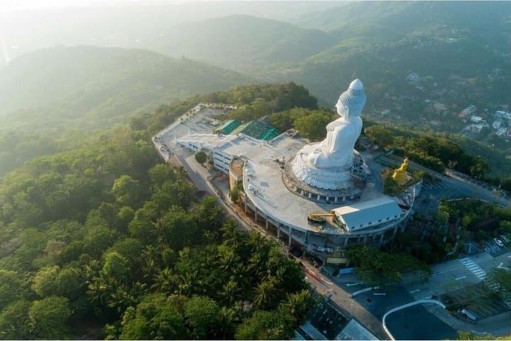 Phuket Sunrise: Windmill Viewpoint, Mae Somchit Market & Wat Chalong Morning Tour