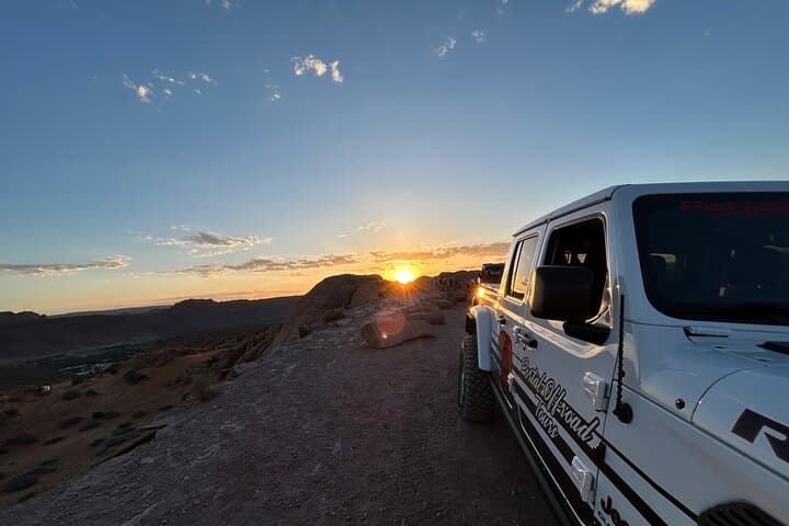 Sunset Off-Road Jeep Tour in Moab: Thrill and Scenic Views at Golden Hour