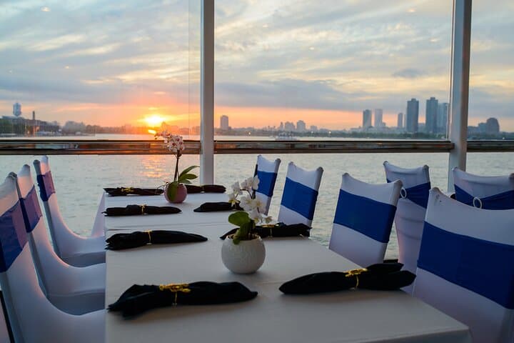Valentine's Day Dinner Cruise: Romantic NYC Skyline Dinner Cruise Guide photo 4