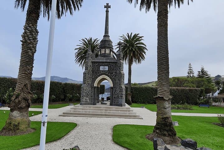 Akaroa Day Tour: Dolphins, Cheese & Alpacas on Banks Peninsula
