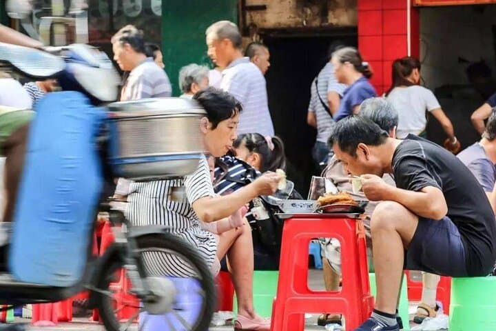 Wuhan in a Day: Yellow Crane Tower, Yangtze Bridge & Breakfast Streets photo 3