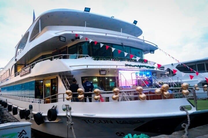 Bosphorus Evening Cruise: Istanbul Dinner Yacht with Live Shows & Private Table photo 6