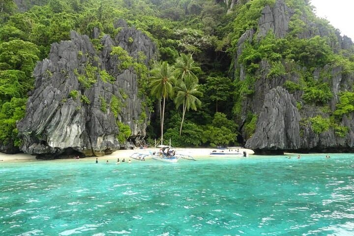 El Nido Island Hopping Tour B — Intimate Bacuit Archipelago Adventure