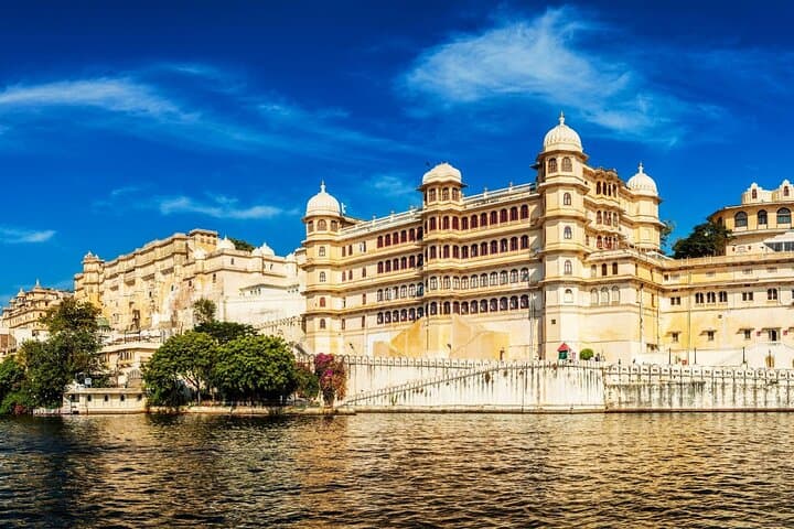Luxury 2-Day Udaipur Weekend: City Palace, Lakes & Bahubali Hills with Flights