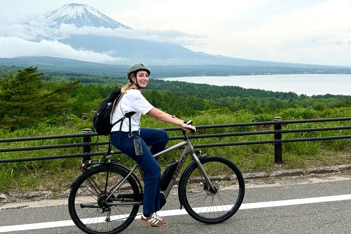 E‑Bike the Mt. Fuji Countryside: Lake Yamanaka & Oshino Village Day Ride photo 2
