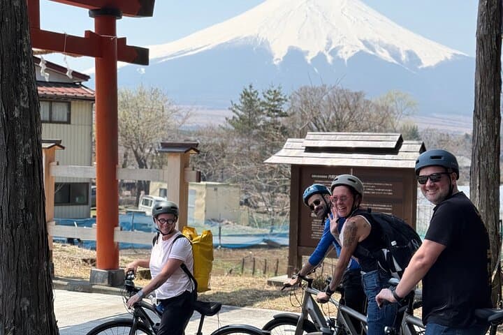 E‑Bike the Mt. Fuji Countryside: Lake Yamanaka & Oshino Village Day Ride photo 3