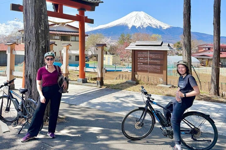 E‑Bike the Mt. Fuji Countryside: Lake Yamanaka & Oshino Village Day Ride photo 4