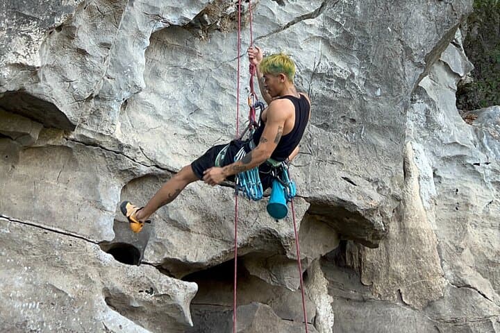 Half-Day Rock Climbing on Cat Ba Island — Lan Ha Bay Limestone Routes & Practical Guide