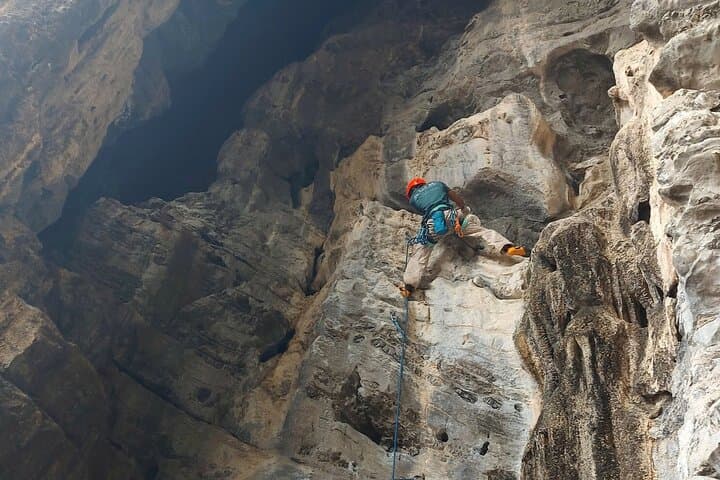 Half-Day Rock Climbing on Cat Ba Island — Lan Ha Bay Limestone Routes & Practical Guide photo 4