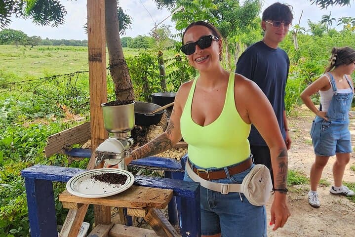 Exploring Dominican Traditions: Coffee, Cocoa, and Cigar Experience