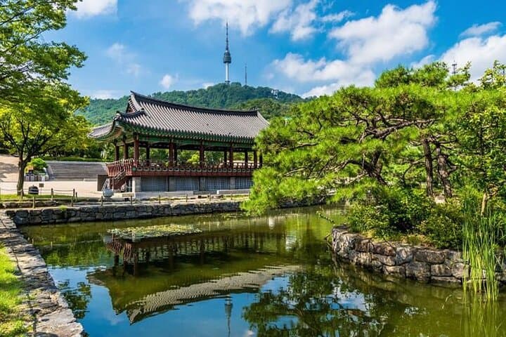 Seoul Korean Culture Trail: Gyeongbokgung, Bukchon & Bugak Palgakjeong Tour photo 3