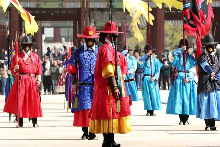 Seoul Korean Culture Trail: Gyeongbokgung, Bukchon & Bugak Palgakjeong Tour photo 2