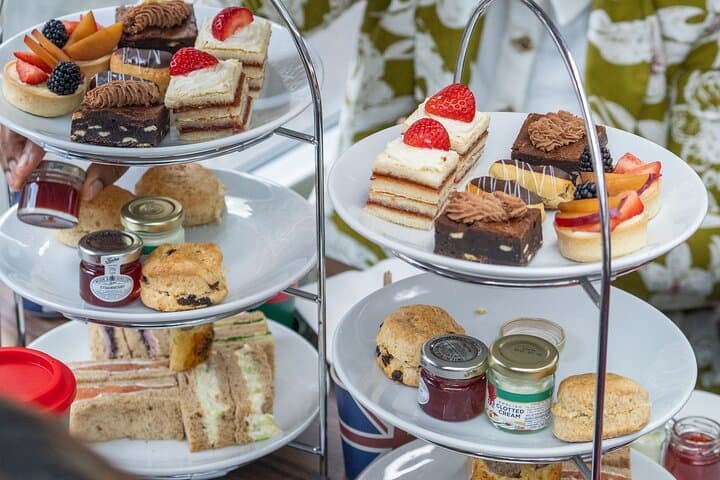 Buckingham Palace Afternoon Tea Bus Tour: State Rooms Entry & London Sightseeing