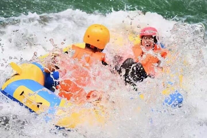 Dragon Neck River Rafting in Yangshuo — 6km Drift Through Karst Canyons photo 3