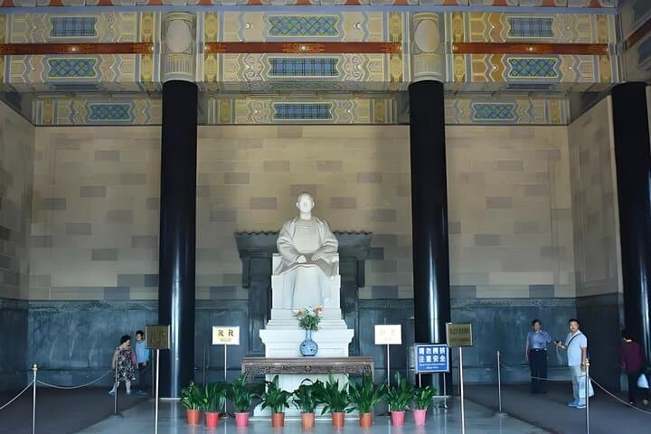 Private Nanjing Highlights Tour: Sun Yat-Sen Mausoleum, Zhonghua Gate & Confucius Temple photo 2