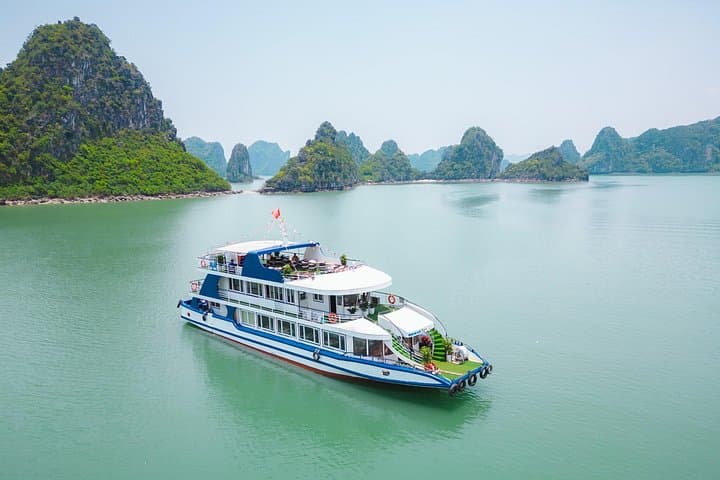 Ha Long Deluxe Day Cruise: Kayaking, Sung Sot Cave & Sunset Party photo 3