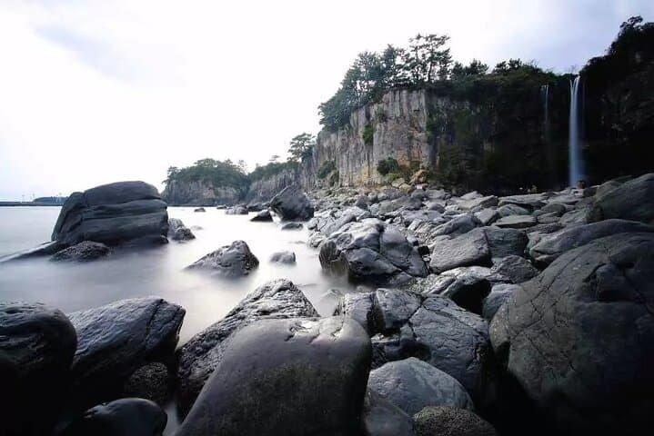 Jeju East & South One-Day Nature Tour: Sunrise Peak, Osulloc, Oedolgae & Cheonjiyeon photo 4