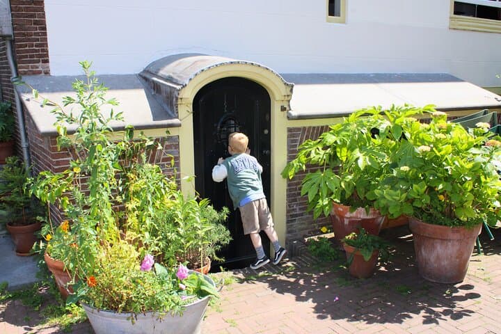 Private Kids Tour Amsterdam: Interactive Family Walking Treasure Hunt photo 5