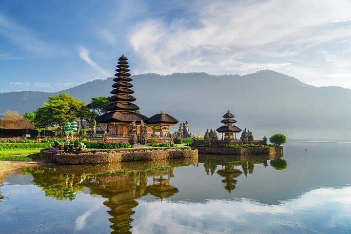 Private Bali Highlands Tour: Beratan Temple, Leke Leke Waterfall & Handara Gates photo 5
