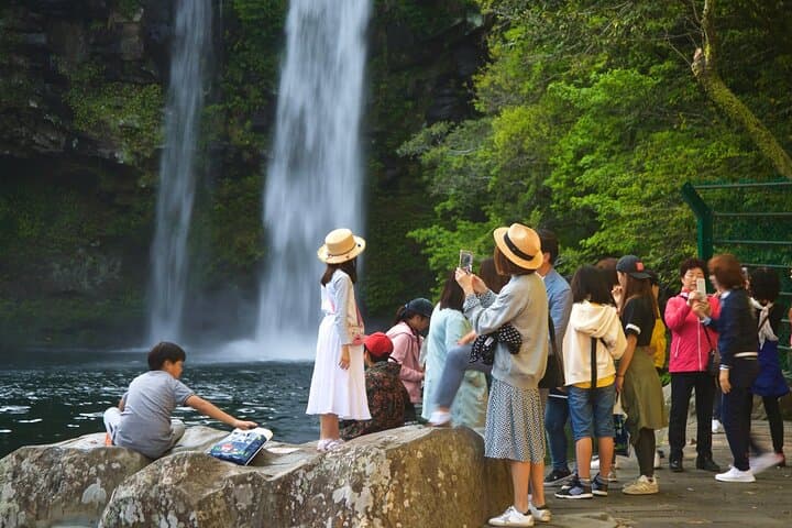 Jeju East & South One-Day Nature Tour: Sunrise Peak, Osulloc, Oedolgae & Cheonjiyeon
