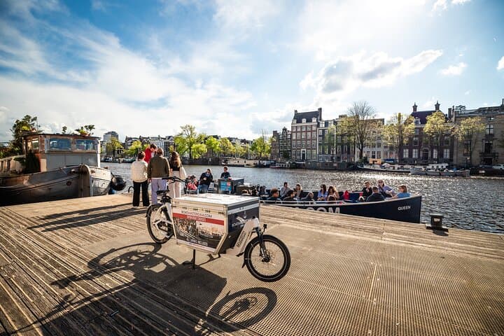Amsterdam Electric Canal Cruise with Live Guide and Two Drinks photo 3