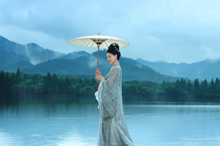 3-Day Private Huangshan & Hongcun: Hanfu Photoshoot, Cable Car Peaks and Ancient Villages photo 3