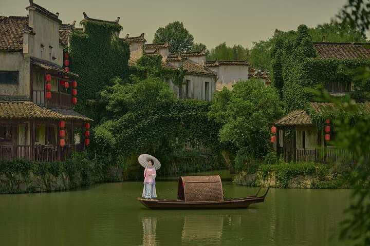 3-Day Private Huangshan & Hongcun: Hanfu Photoshoot, Cable Car Peaks and Ancient Villages photo 6