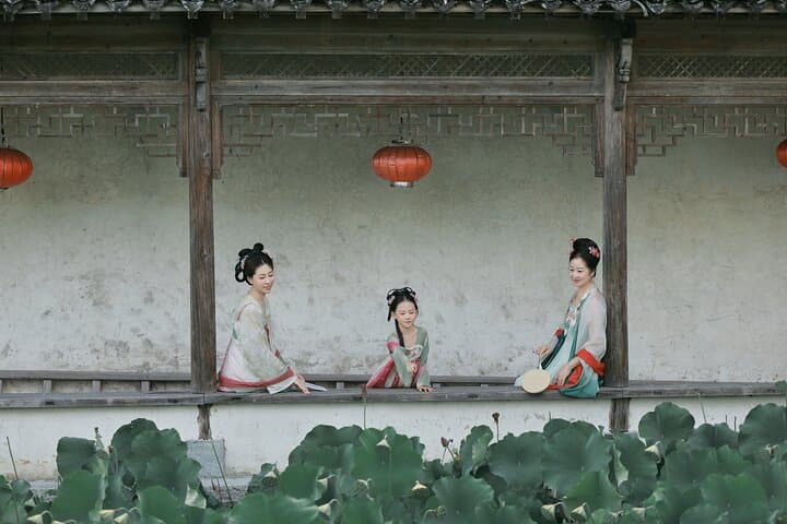 3-Day Private Huangshan & Hongcun: Hanfu Photoshoot, Cable Car Peaks and Ancient Villages photo 5